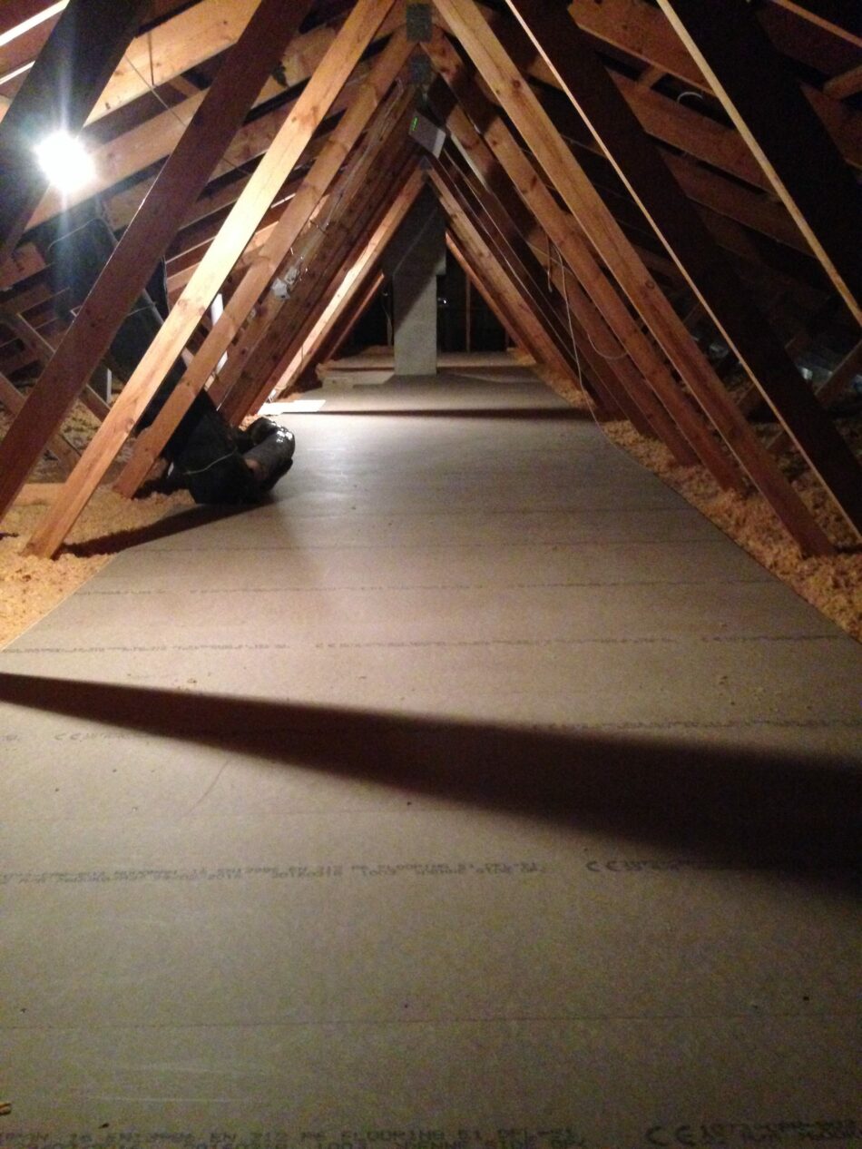 Efterisolering på loft samt opbygning af ny stor gangbro for optimal udnyttelse af loftet