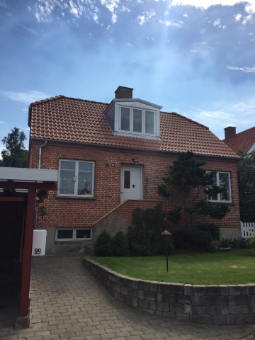 For perfekt udnyttelse af lille kammer på 1 sal er her monteret kvist samt opbygget nyt badeværelse