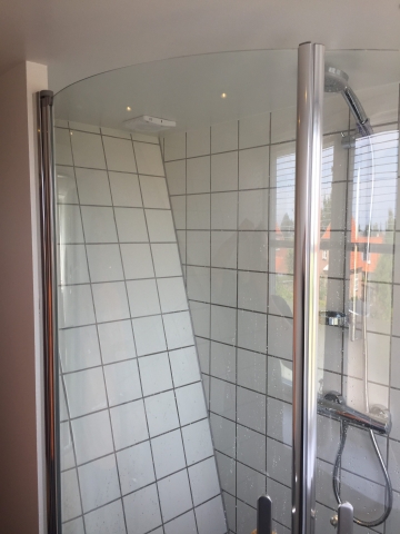 For perfekt udnyttelse af lille kammer på 1 sal er her monteret kvist samt opbygget nyt badeværelse
