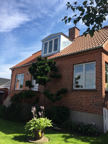 For perfekt udnyttelse af lille kammer på 1 sal er her monteret kvist samt opbygget nyt badeværelse