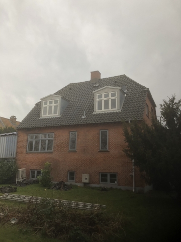 Montering af 2 nye kviste på tag for bedre udnyttelse og udvidelse af 1 sal