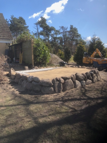 Opbygning af stengærde med flisebelægning og tilhørende havepavillon