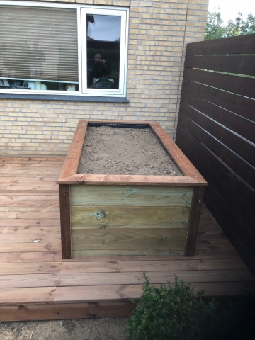 Ny træ terrasse med tilhørende højbed