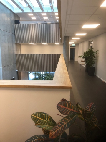 Fremstilling samt montering af håndlister samt frithængende hylder i massiv egetræ På campus Roskilde