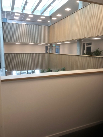 Fremstilling samt montering af håndlister samt frithængende hylder i massiv egetræ På campus Roskilde