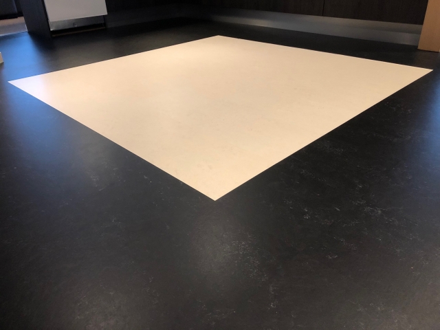 Gulv – marmoleum gulvfliser 30cm x 30cm lagt i 2 farver sort og hvid, men med dette nye materiale kan der sammensættes rigtigt mange farver