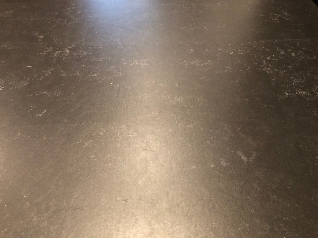 Gulv – marmoleum gulvfliser 30cm x 30cm lagt i 2 farver sort og hvid, men med dette nye materiale kan der sammensættes rigtigt mange farver